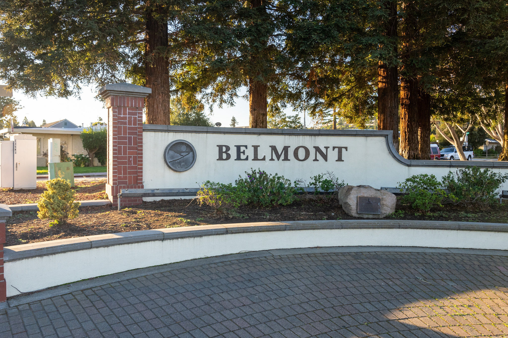 Belmont sign on a concrete wall and brick column in Homeview.