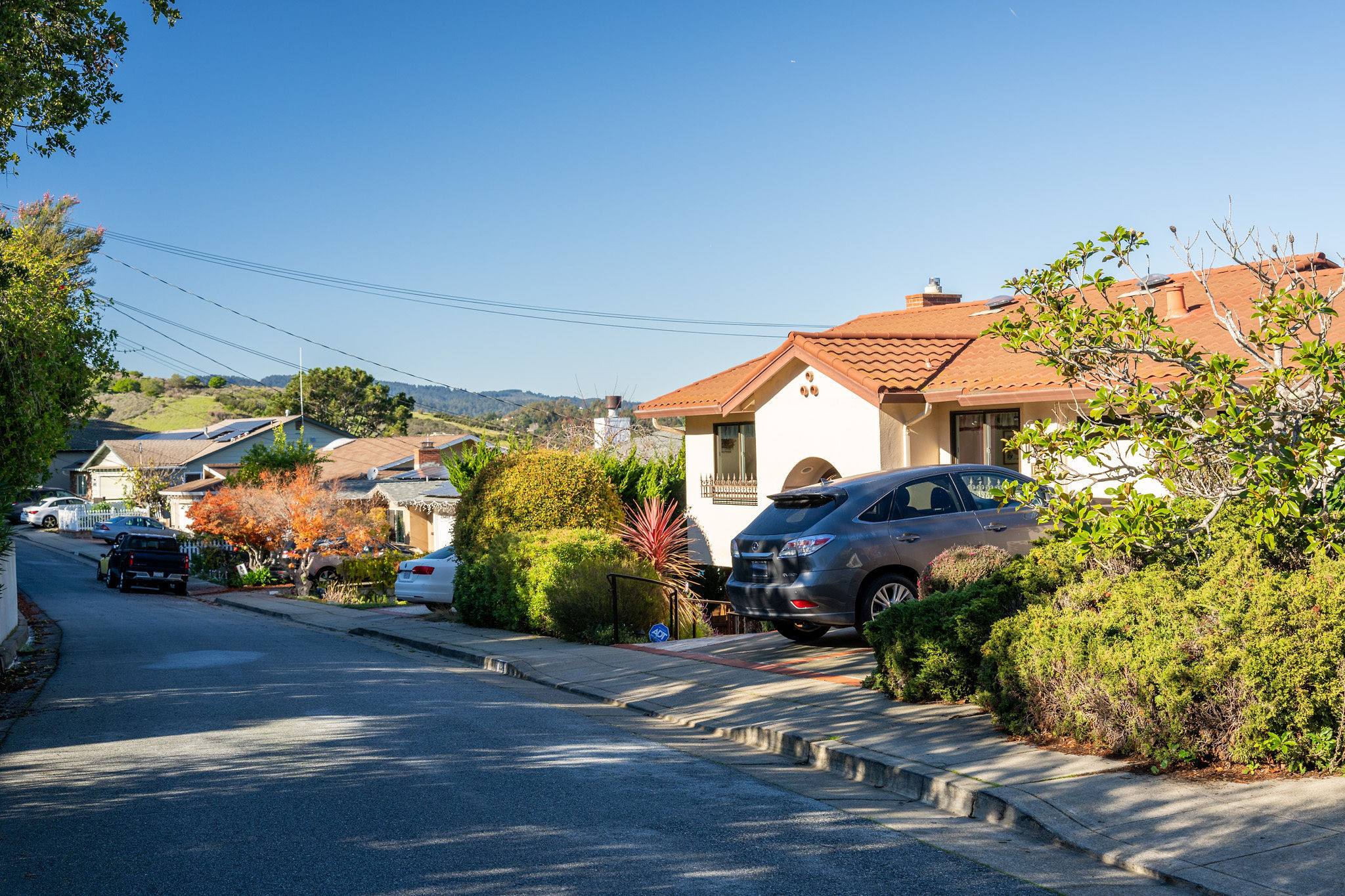 Narrow street with mountain view  in the San Mateo Knolls area in San Mateo