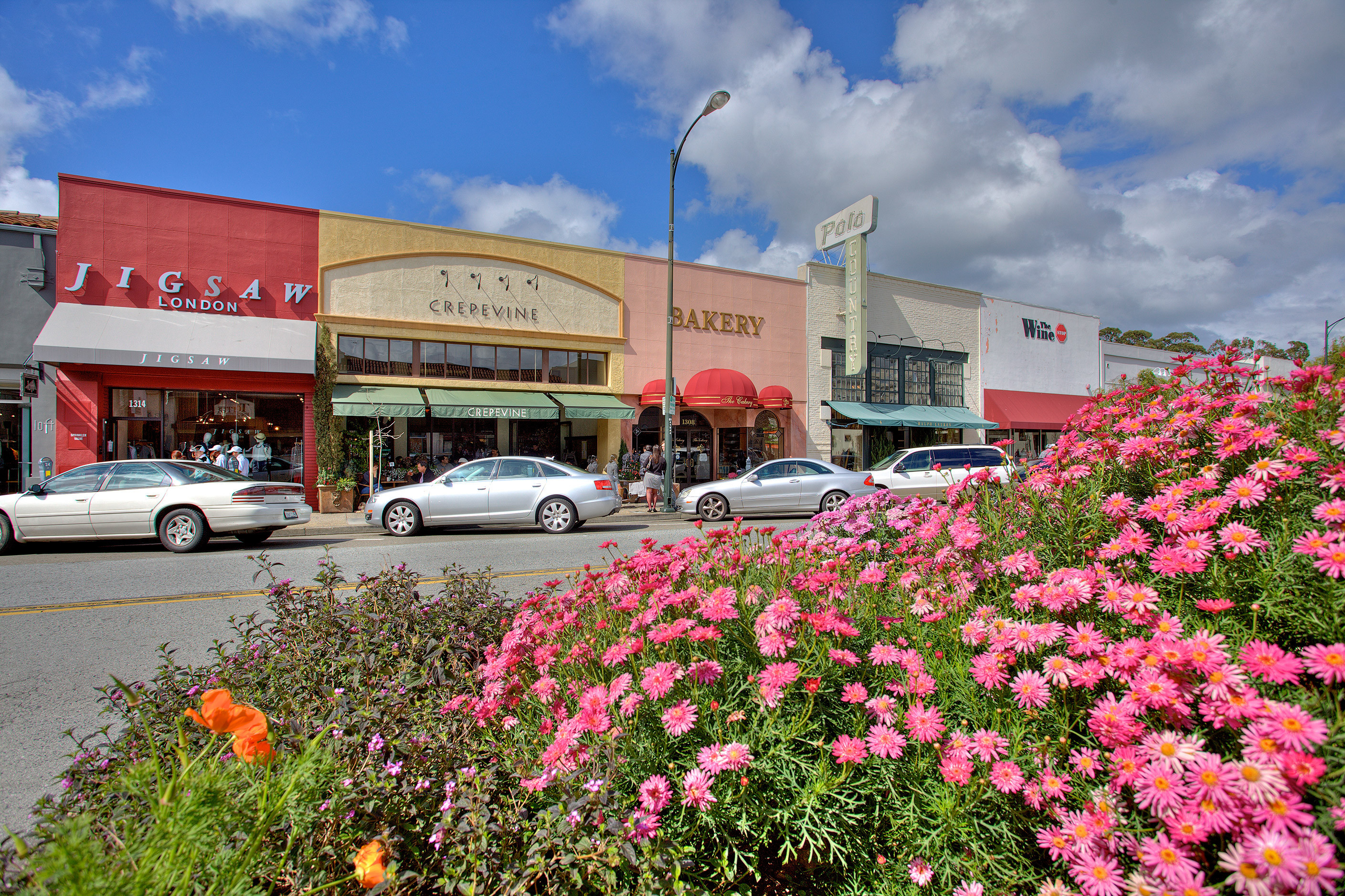 Retail shops and restaurants in downtown Burlingame