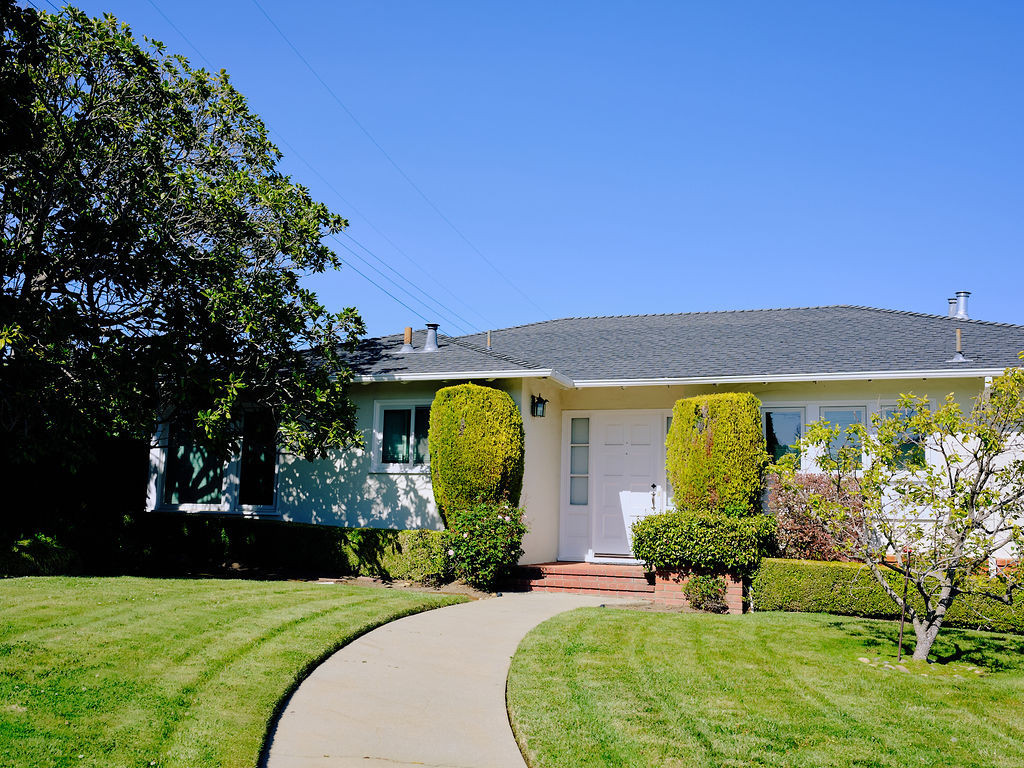 Ranch style house with sidelights in San Mateo.