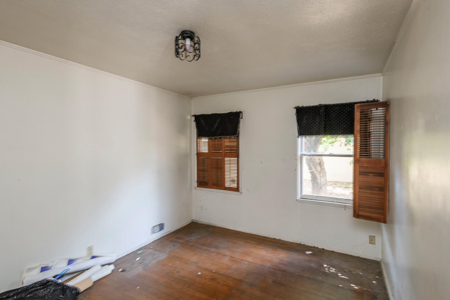 1054 Cedar Street Bedroom Plantation Shutters in Howard Park Neighborhood in San Carlos.