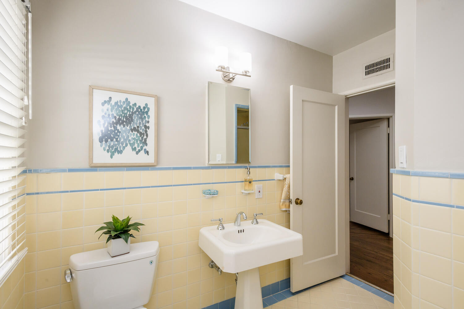 452 Cumberland Drive Bathroom Yellow Tile