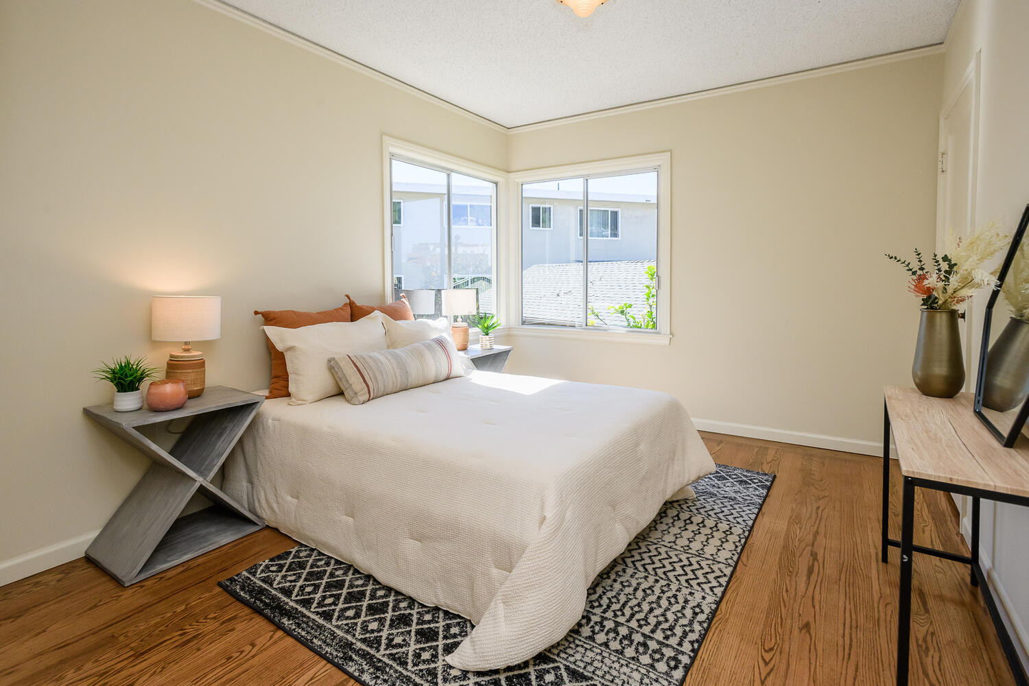 575 Palm Avenue bedroom white blanket