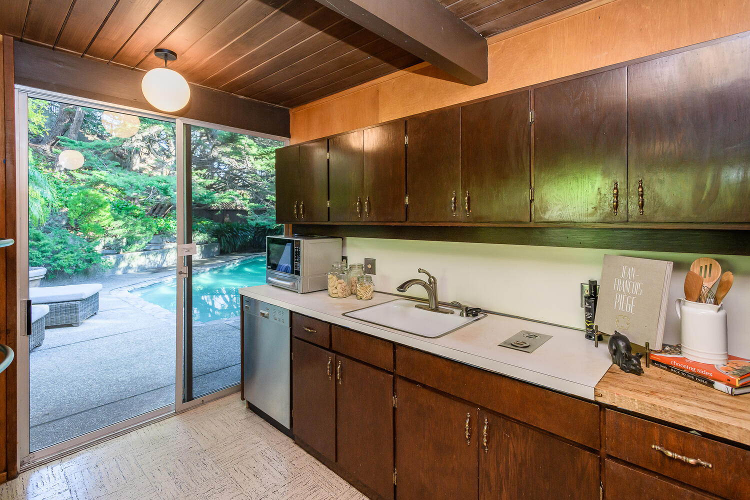7 Mariposa Ct Kitchen cabinets in the Mills Estate area in Burlingame.