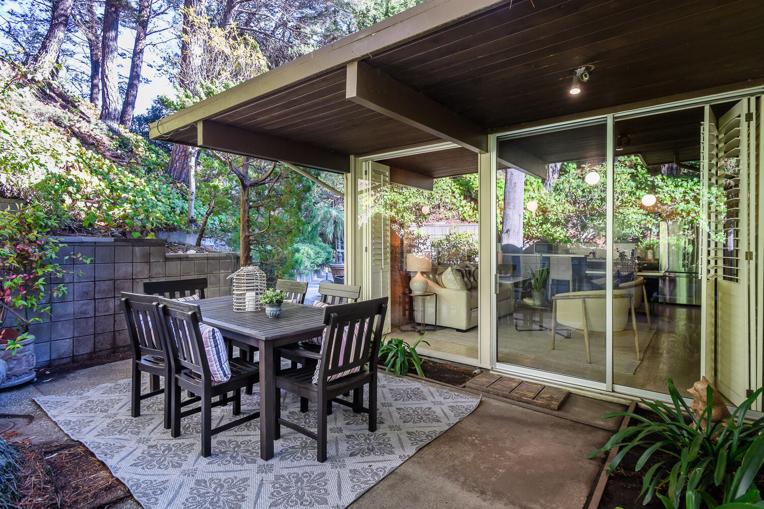 7 Mariposa Ct Outdoor dining area in the Mills Estate area in Burlingame.